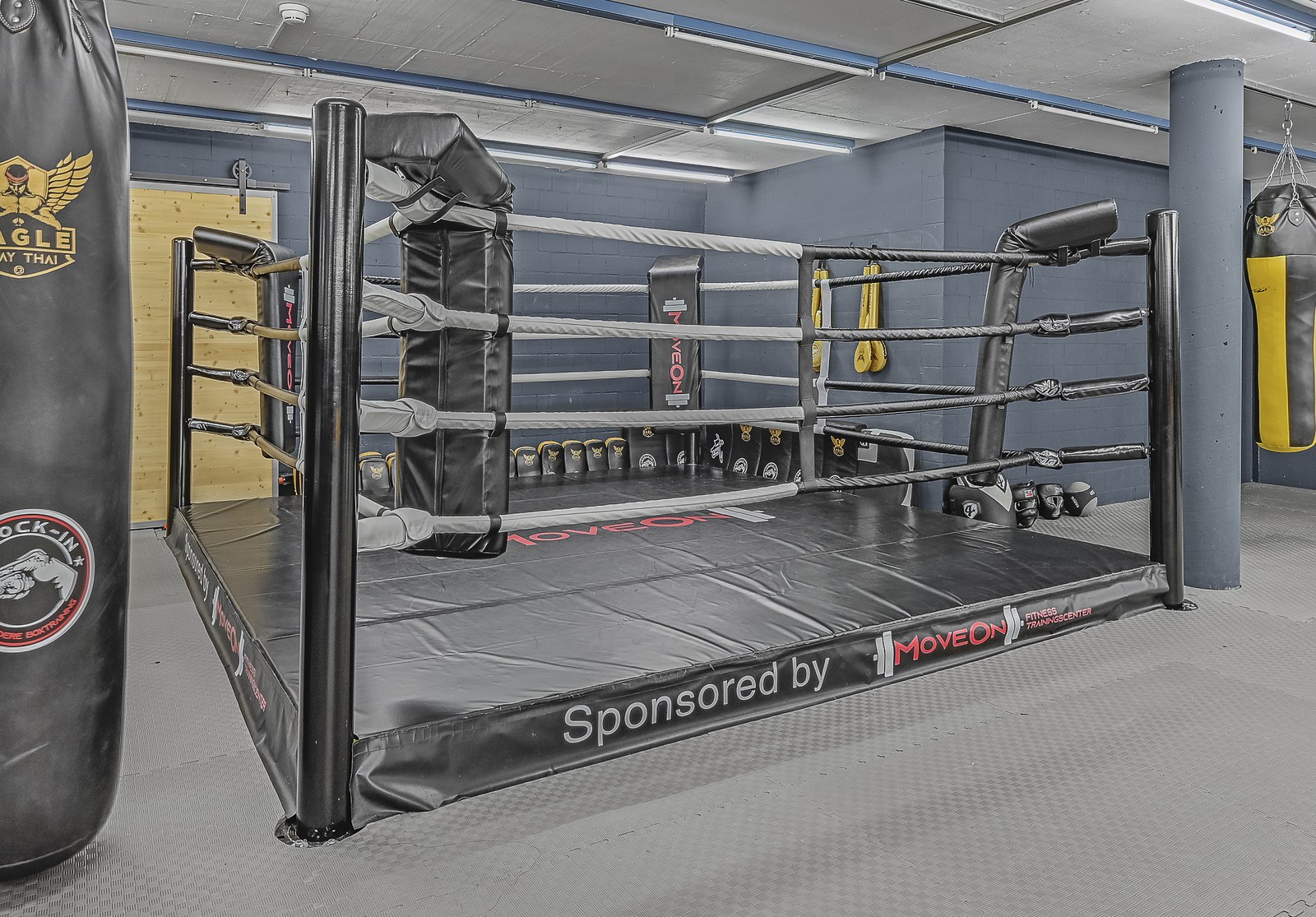 Knock-in Trainingsraum im MOVEON – Boxring und Sandsäcke