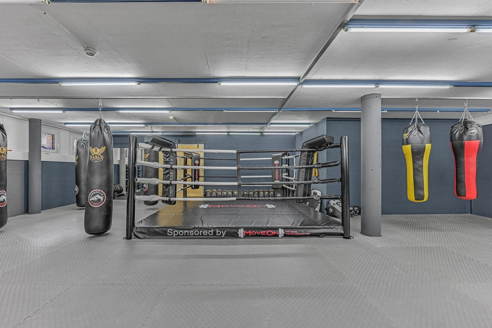 Trainingsraum mit Ring und Sandsäcken